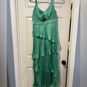 Abercrombie & Fitch maxi dress in a beautiful green! Worn once. Size M.